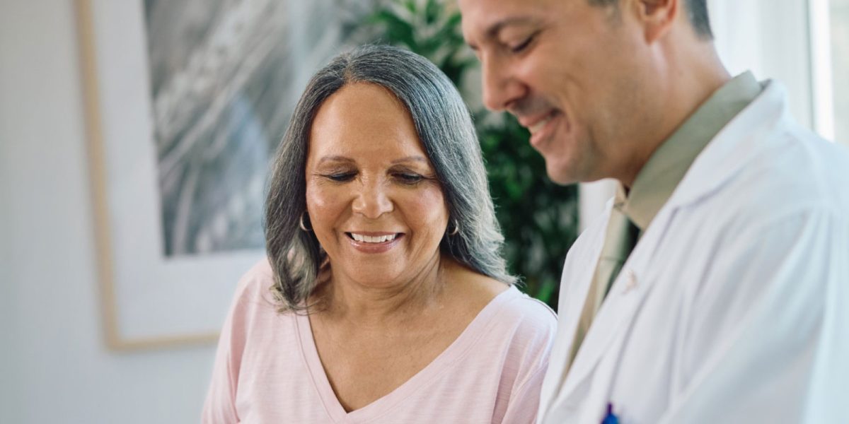 Woman speaking with a healthcare professional during a CPAP therapy follow-up consultation