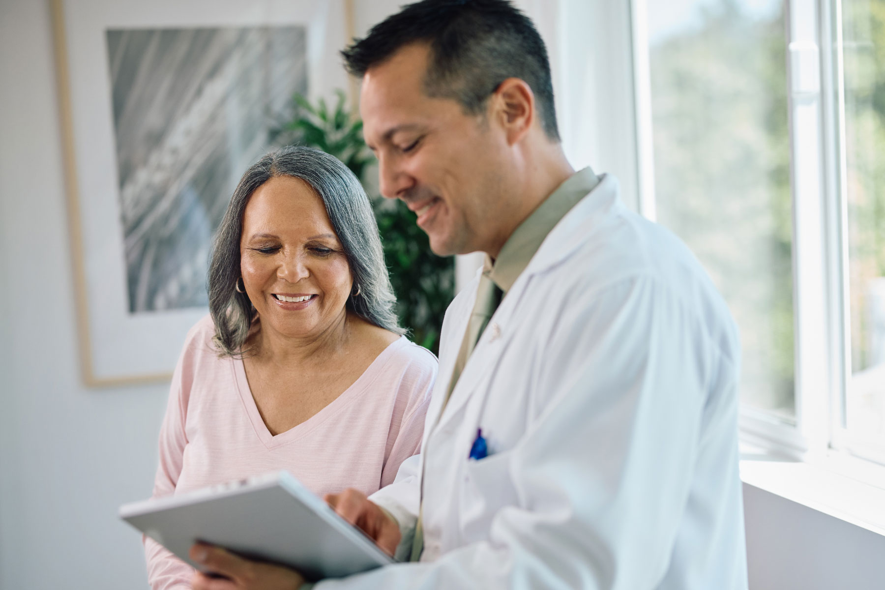 Patient speaking with a healthcare professional during a CPAP therapy follow-up
